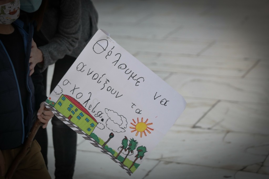 “Τα σχολεία θα ανοίξουν κανονικά στην ώρα τους”, ξεκαθαρίζει η Ζέττα Μακρή (vid)