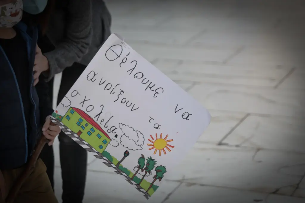 “Τα σχολεία θα ανοίξουν κανονικά στην ώρα τους”, ξεκαθαρίζει η Ζέττα Μακρή (vid)
