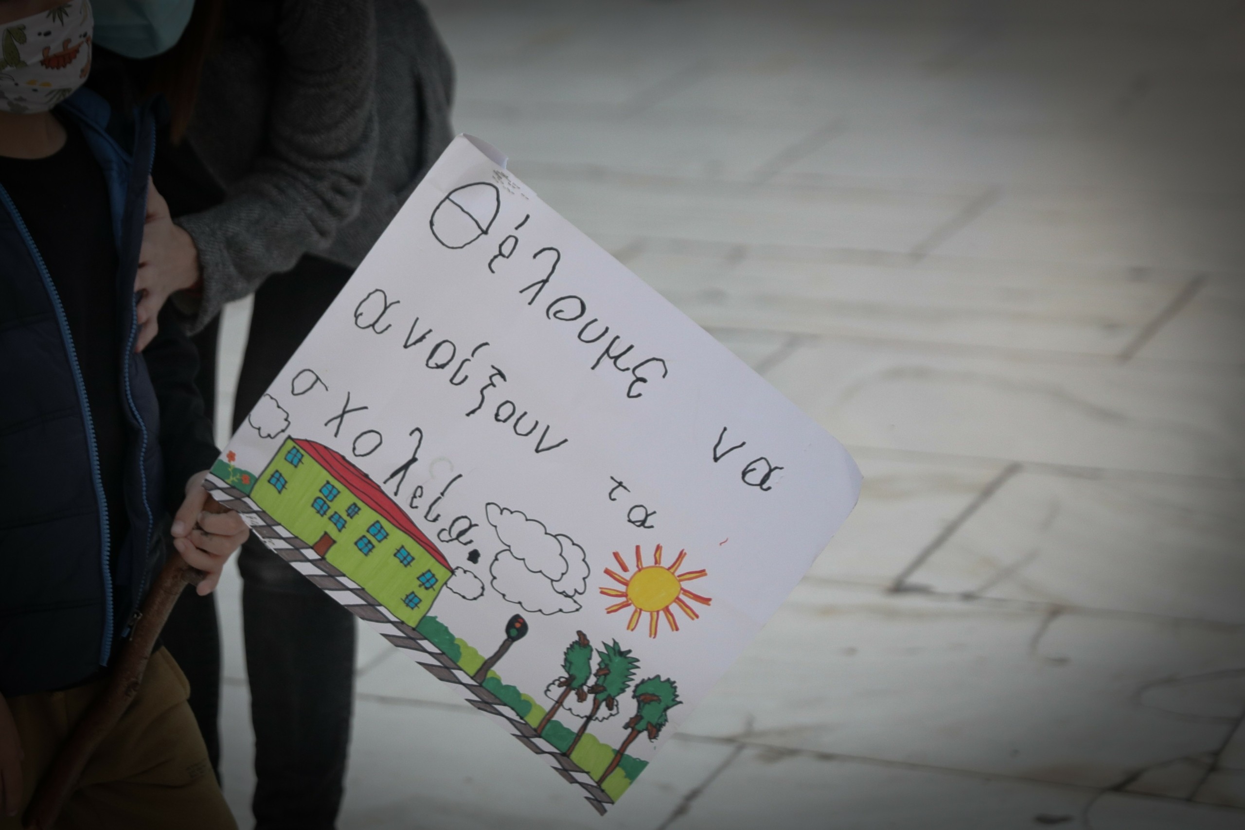 “Τα σχολεία θα ανοίξουν κανονικά στην ώρα τους”, ξεκαθαρίζει η Ζέττα Μακρή (vid)