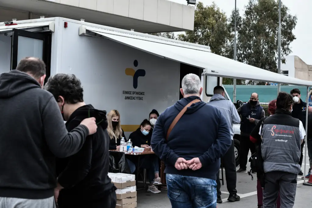 Ολοταχώς για νέο αρνητικό ρεκόρ με πάνω από 30.000 κρούσματα την Πέμπτη