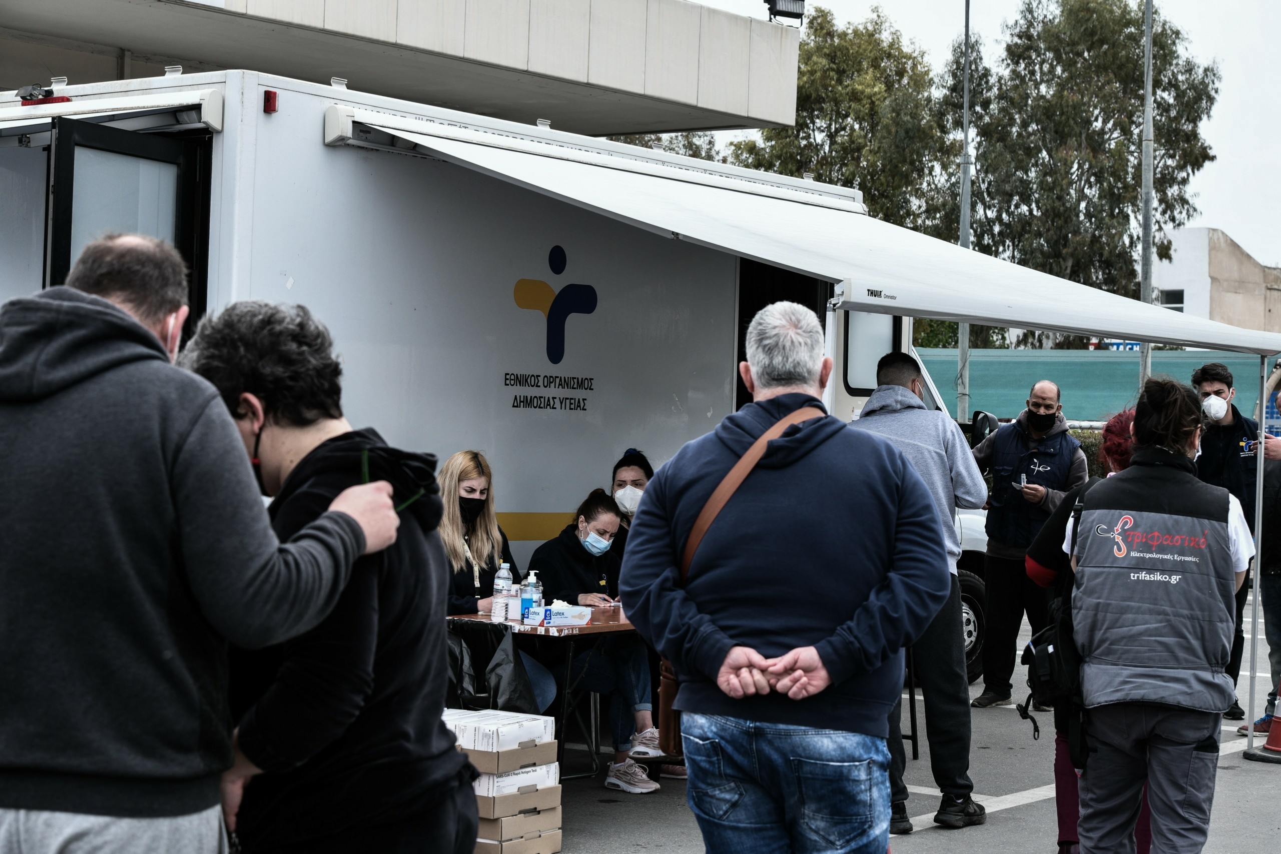 Ολοταχώς για νέο αρνητικό ρεκόρ με πάνω από 30.000 κρούσματα την Πέμπτη