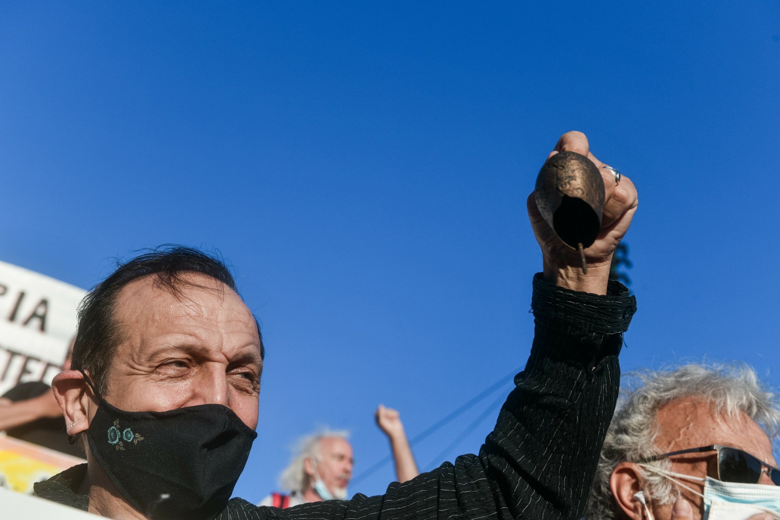 Καταγγελία Σπύρου Μπιμπίλα για ηθοποιό που παγιδεύει γκέι παντρεμένους και τους εκβιάζει με φωτογραφίες
