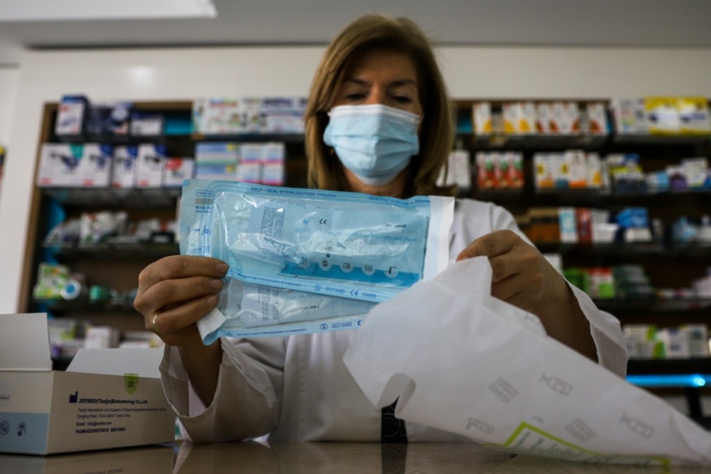 Άρχισε η διάθεση των δωρεάν self test από τα φαρμακεία – Ποιοι εξαιρούνται