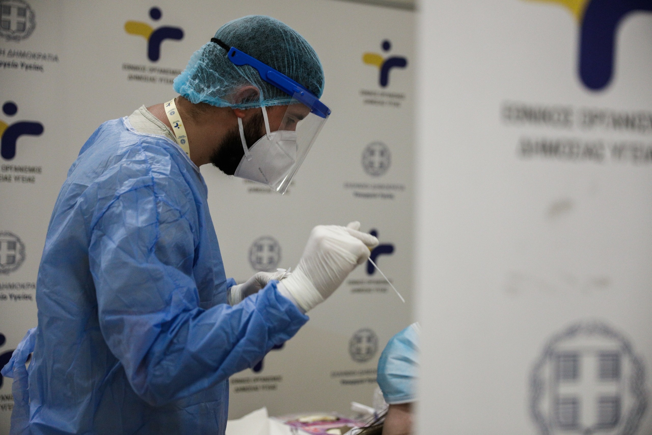 Εντός της ημέρας η ΚΥΑ για δικαιολογημένη απουσία από τη δουλειά με θετικό rapid test – Ποιους θα αφορά