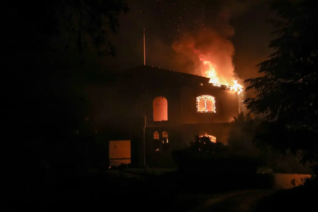 Δεν έχουν τέλος οι νεκροί από φωτιές σε σπίτια – Νεκρός άνδρας στην Τροιζηνία
