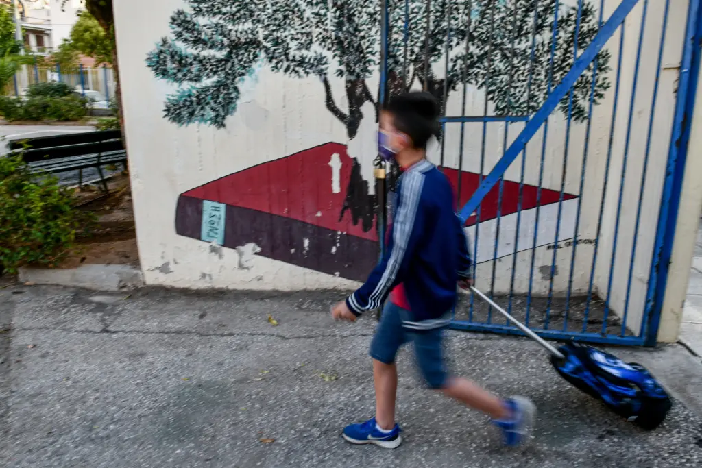 Ξεκόβει τα σενάρια για κλείσιμο των σχολείων η Κεραμέως – “Θα τρέξω να εμβολιάσω των 5,5 ετών γιο μου”