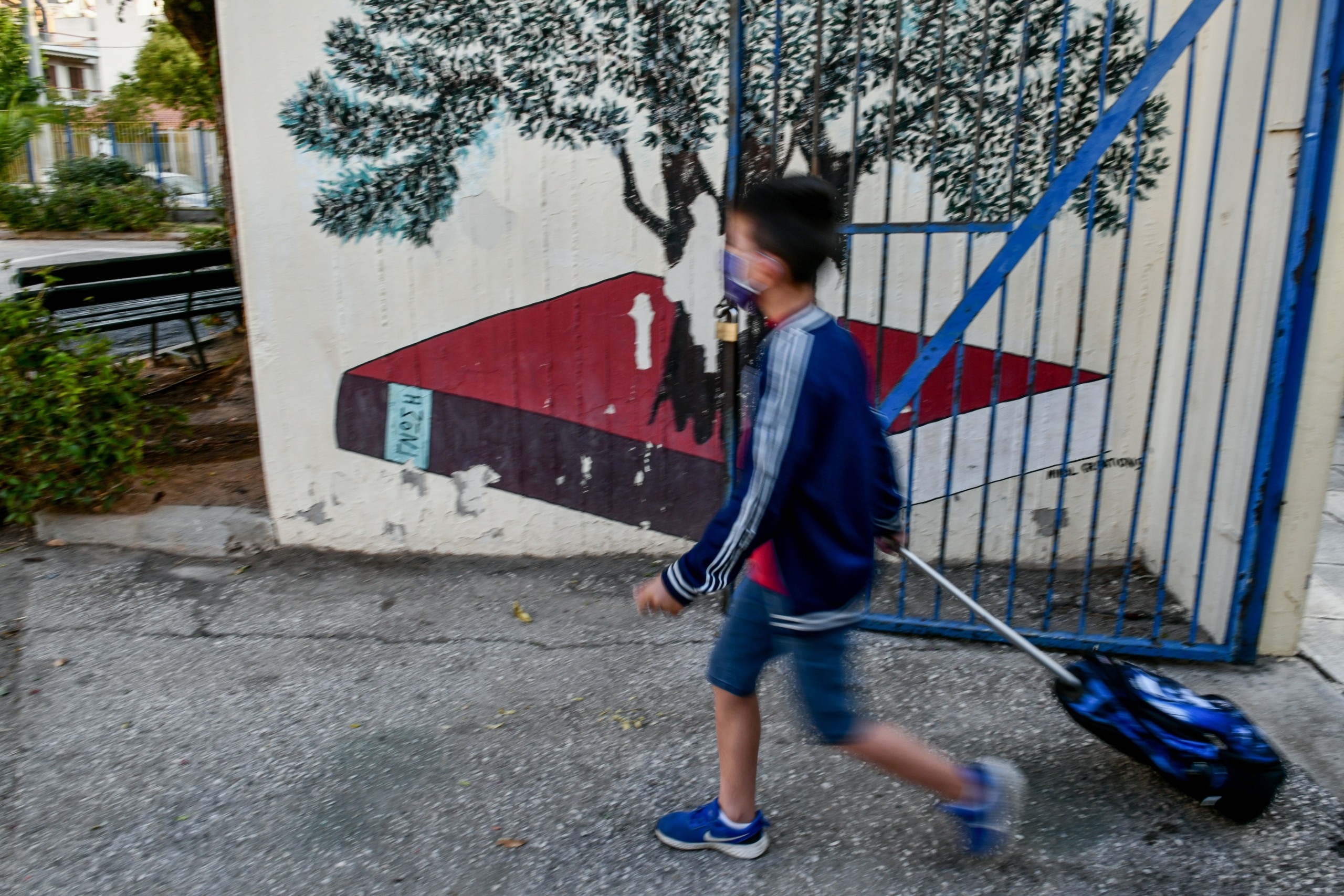 Ξεκόβει τα σενάρια για κλείσιμο των σχολείων η Κεραμέως – “Θα τρέξω να εμβολιάσω των 5,5 ετών γιο μου”