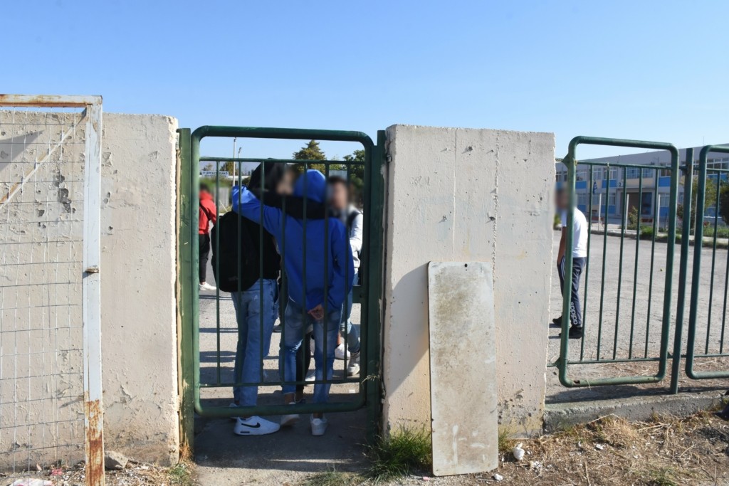 “Όλα έγιναν για μια απουσία” λέει μητέρα παιδιού για τον καθηγητή που χτύπησε μαθήτρια στο ΕΠΑΛ (vid)