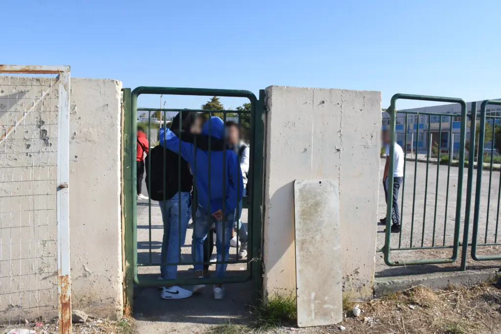 “Όλα έγιναν για μια απουσία” λέει μητέρα παιδιού για τον καθηγητή που χτύπησε μαθήτρια στο ΕΠΑΛ (vid)