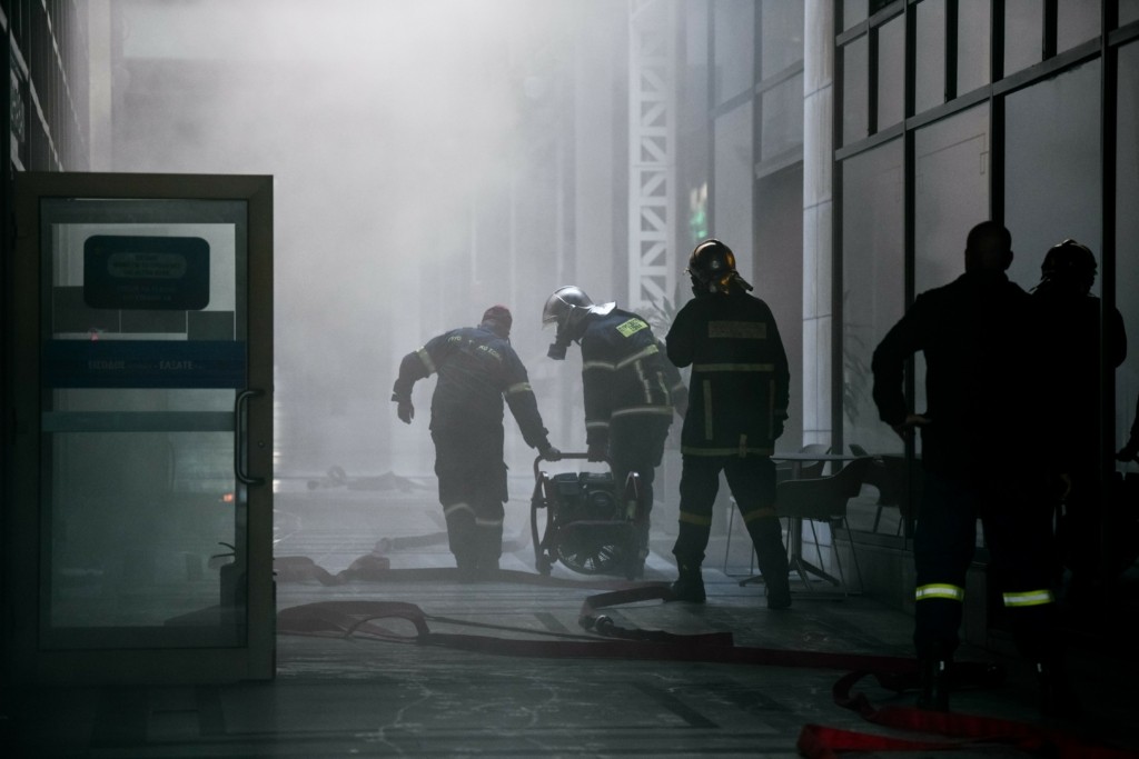 Φωτιά σε κτίριο στην Ομόνοια – Στο σημείο η Πυροσβεστική