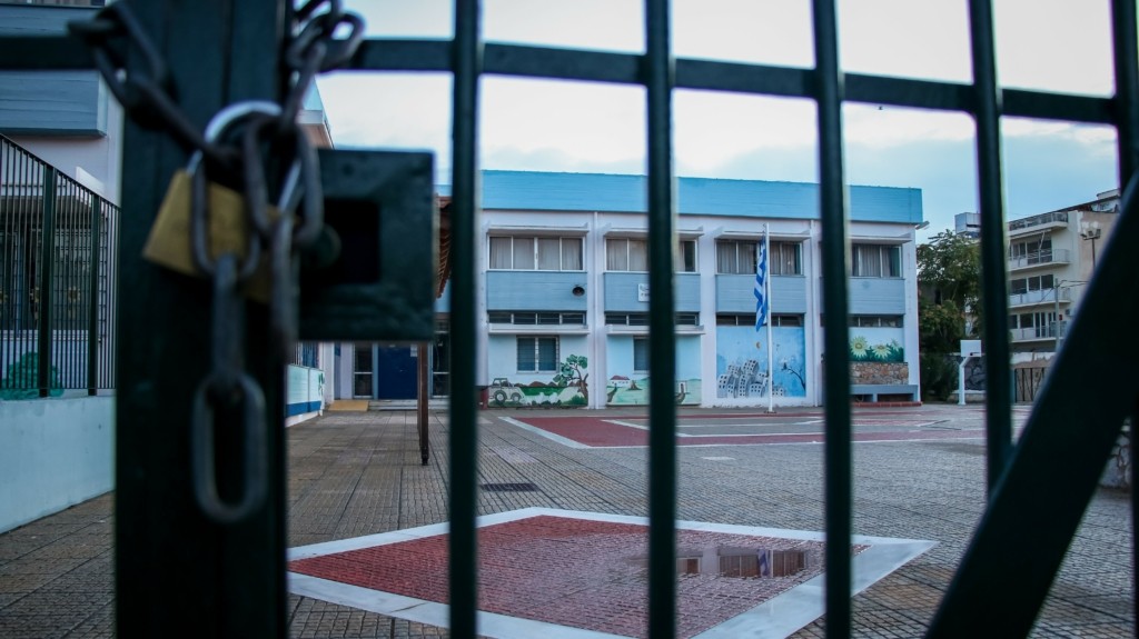 Συγκλονιστικό βίντεο ντοκουμέντο – Ξυλοκοπούν άγρια με μπουνιές και κλωτσιές δύο άτομα έξω από το ΕΠΑΛ Ευόσμου