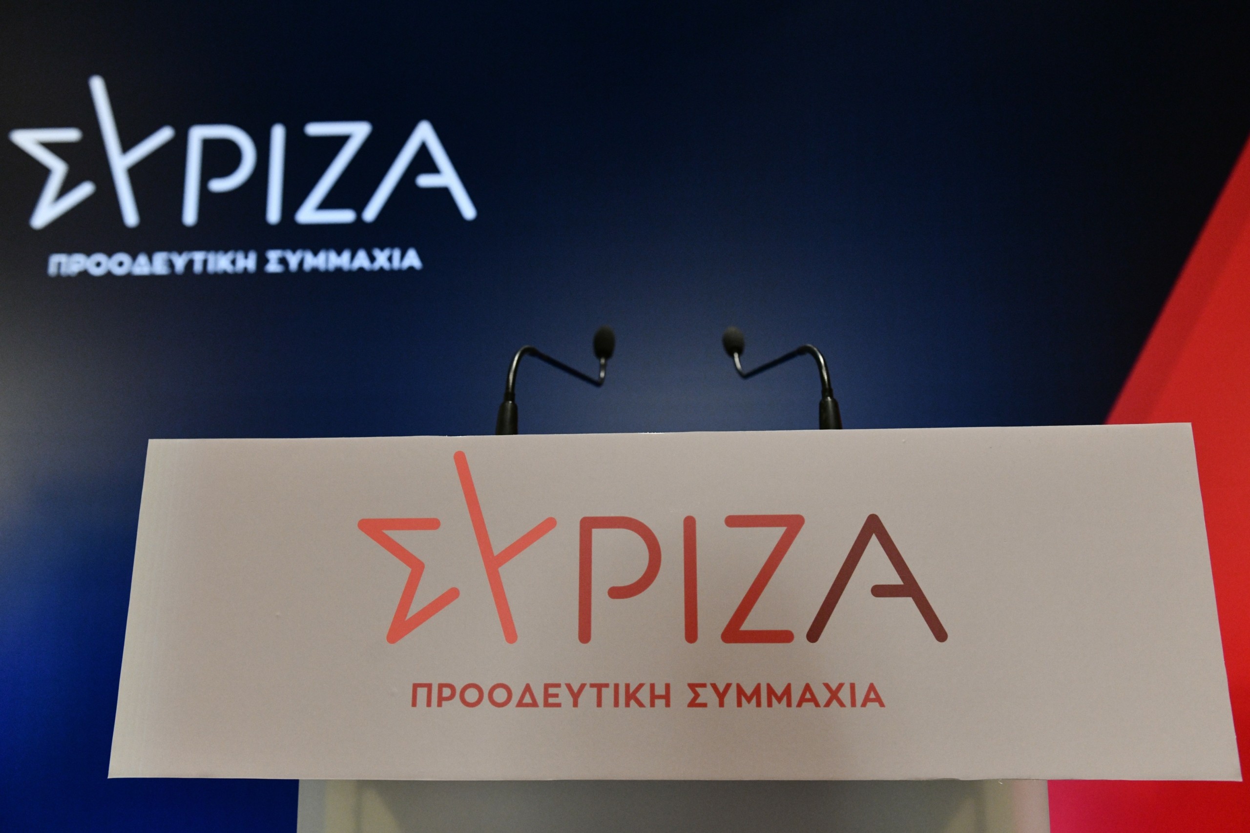 ΣΥΡΙΖΑ κατά Μητσοτάκη – “Για πόσο θα κρύβει Καραμανλή και υφυπουργούς με ευθύνη για τα τρένα;”