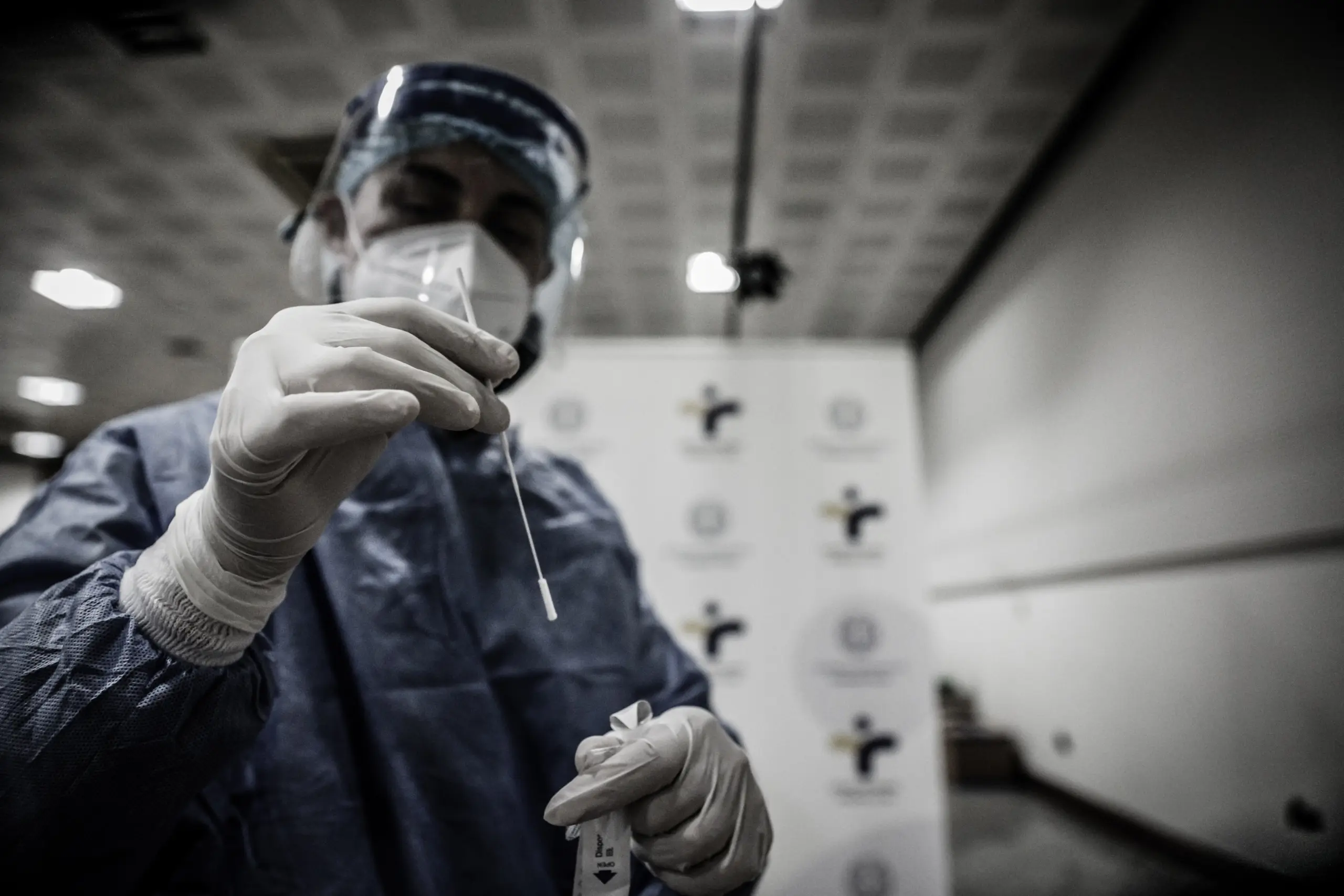 Εξαπλώνεται ραγδαία η μετάλλαξη Όμικρον – Σε ποιες περιοχές εντοπίζεται