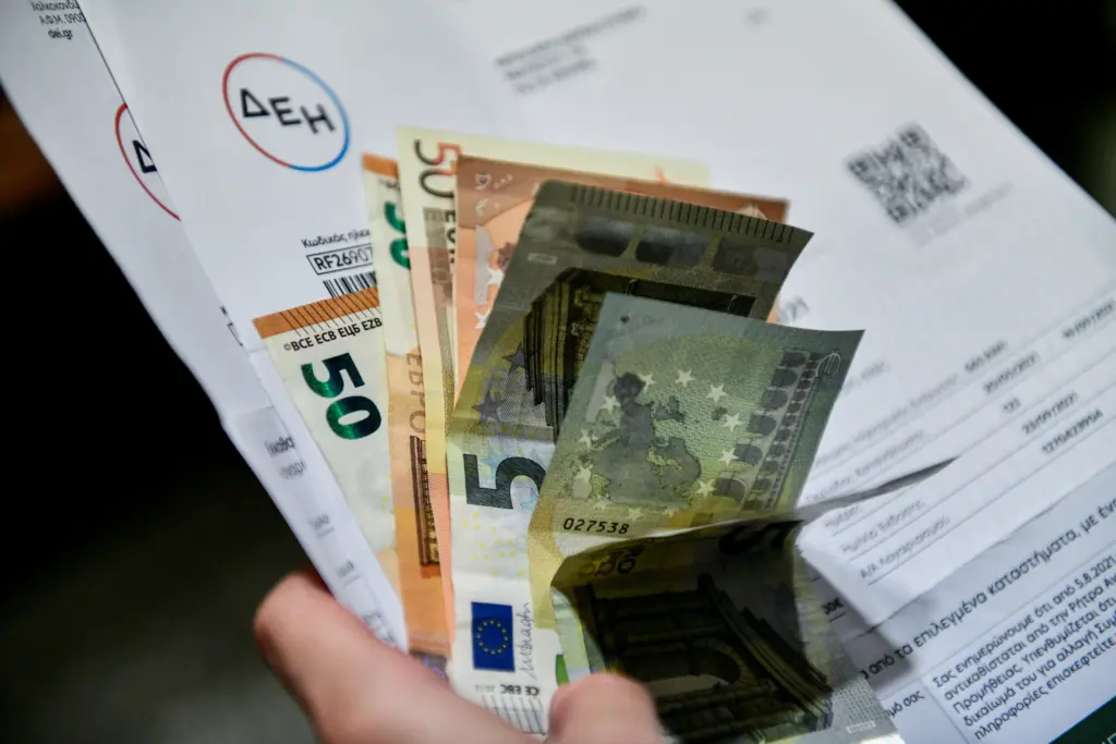 Στον “πάγο” οι χρεώσεις Κοινής Ωφελείας στους λογαριασμούς της ΔΕΗ – Ποιους αφορά