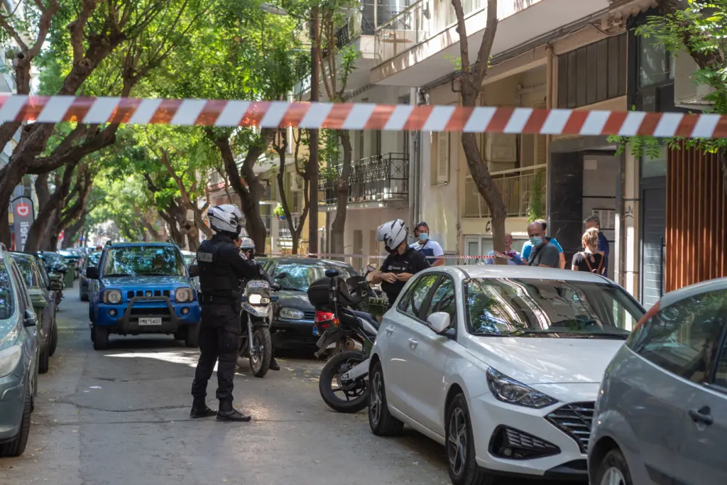 Ποινική δίωξη στον 39χρονο που πήγε να σκοτώσει τη σύντροφό του – “Ήταν από πάνω και τη χτυπούσε με μαχαίρι στον λαιμό”