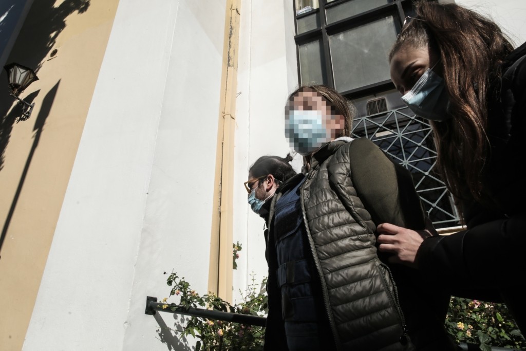 Στο σπίτι του, υπό στενή παρακολούθηση των γιατρών ο οφθαλμίατρος που πυροβόλησε η εικαστικός στο Χαλάνδρι