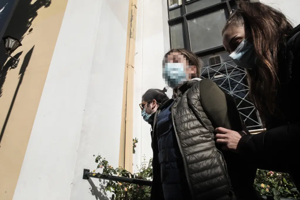 Στο σπίτι του, υπό στενή παρακολούθηση των γιατρών ο οφθαλμίατρος που πυροβόλησε η εικαστικός στο Χαλάνδρι