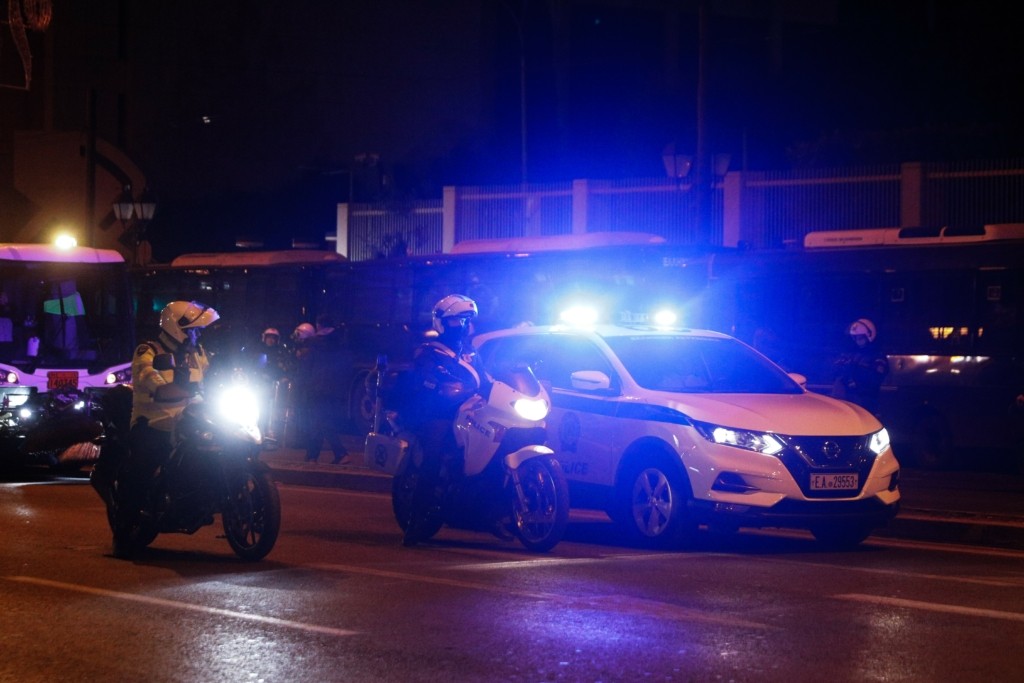 Επεισόδια στη Βουλιαγμένης μετά το ντέρμπι ΑΕΚ – Παναθηναϊκός – Πέταξαν μάρμαρα σε αστυνομικούς