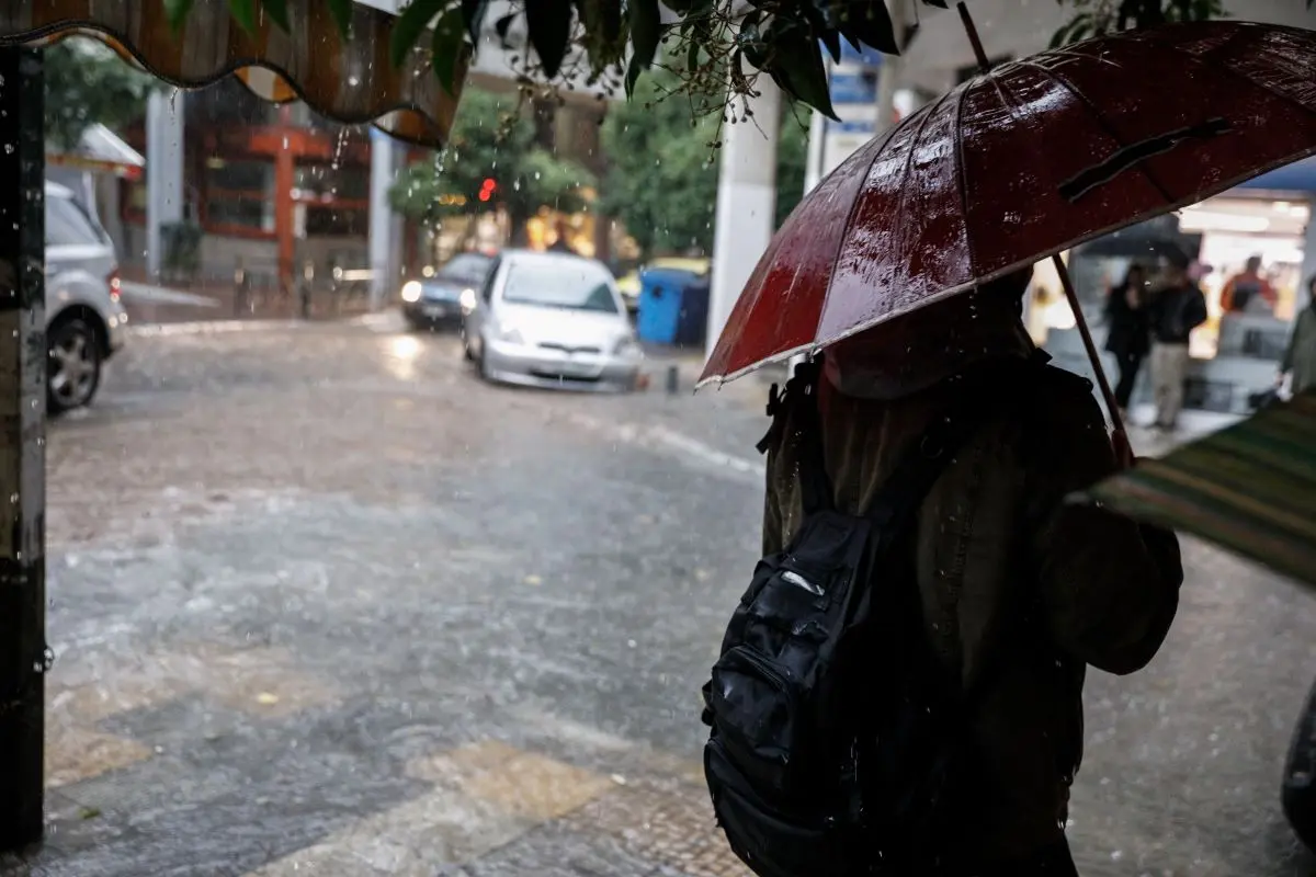 Η καταρρακτώδης βροχή πλημμύρισε το Μεσολόγγι – Απίστευτα προβλήματα στην πόλη (vids)