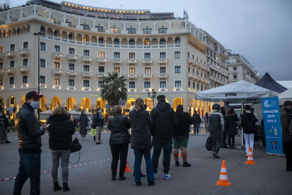 Άγνωστο ακόμη αν θα χρειαστεί τέταρτη δόση εμβολίου – Θα κριθεί ανάλογα με τις μεταλλάξεις (vid)