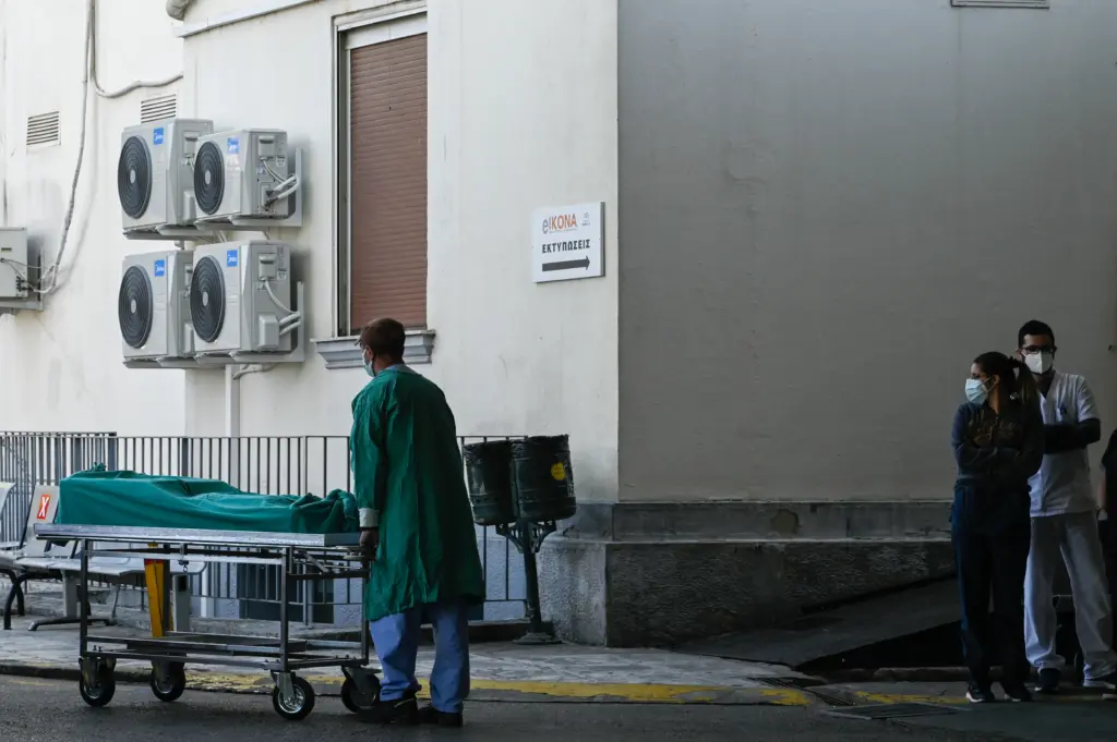 Τριτοκοσμικές εικόνες στη Θεσσαλονίκη – Ασθενείς με κορονοϊό μεταφέρονται για εξετάσεις μέσα στη βροχή (vid)