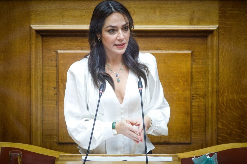 “Μέχρι τα 15 νόμιζα ότι ήμουν υιοθετημένη” αποκαλύπτει η Δόμνα Μιχαηλίδου (vid)