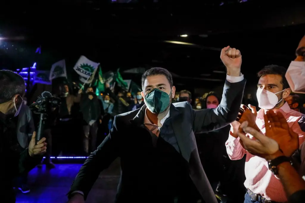 Η γλυκιά ευχή της μητέρας του Νίκου Ανδρουλάκη – Μοίραζε γλυκά στον κόσμο (vid)