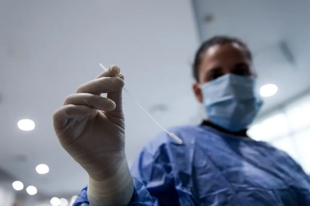Η μετάλλαξη Όμικρον φέρνει υποχρεωτικό εμβολιασμό και τρίτη δόση πριν τους έξι μήνες