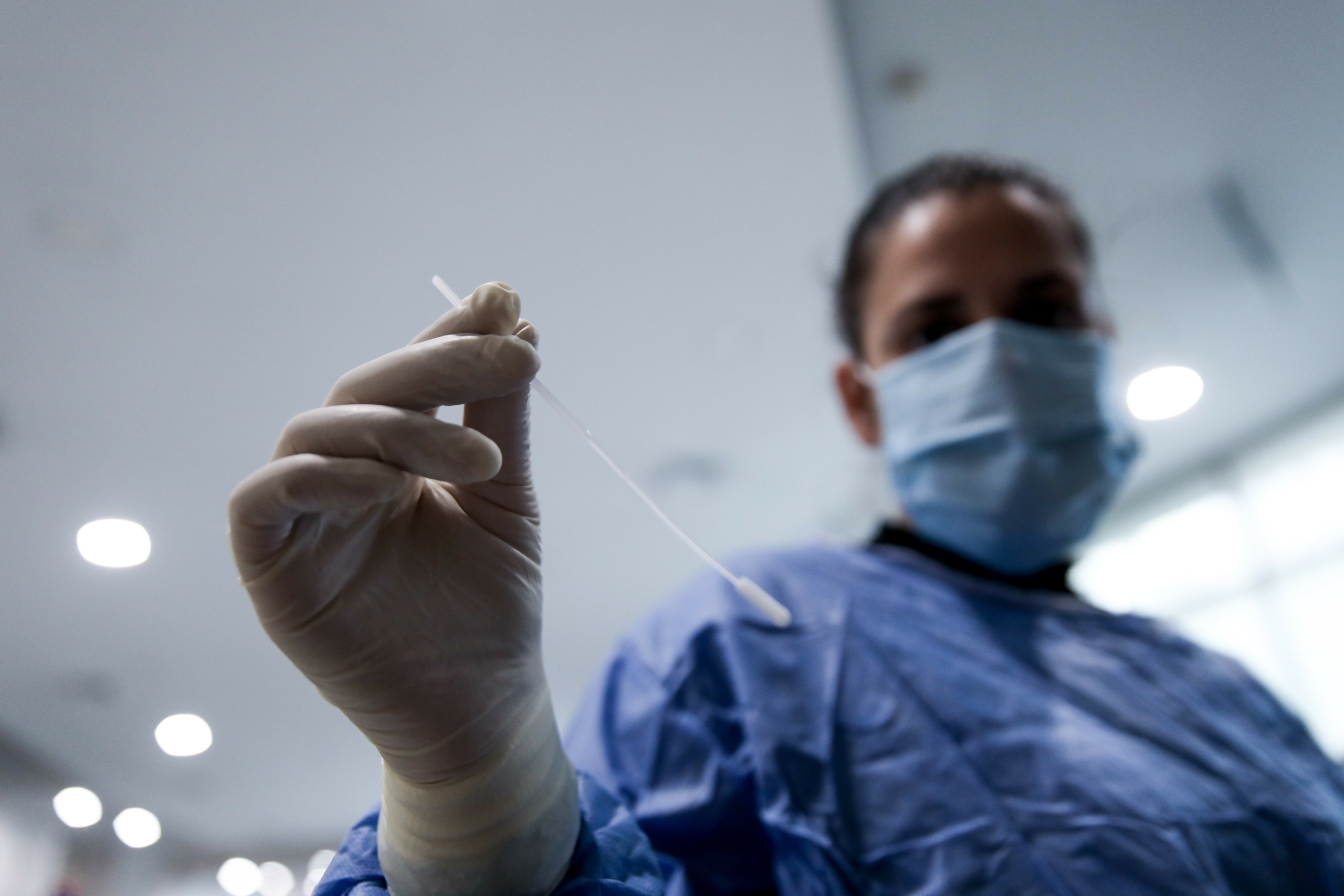 Η μετάλλαξη Όμικρον φέρνει υποχρεωτικό εμβολιασμό και τρίτη δόση πριν τους έξι μήνες