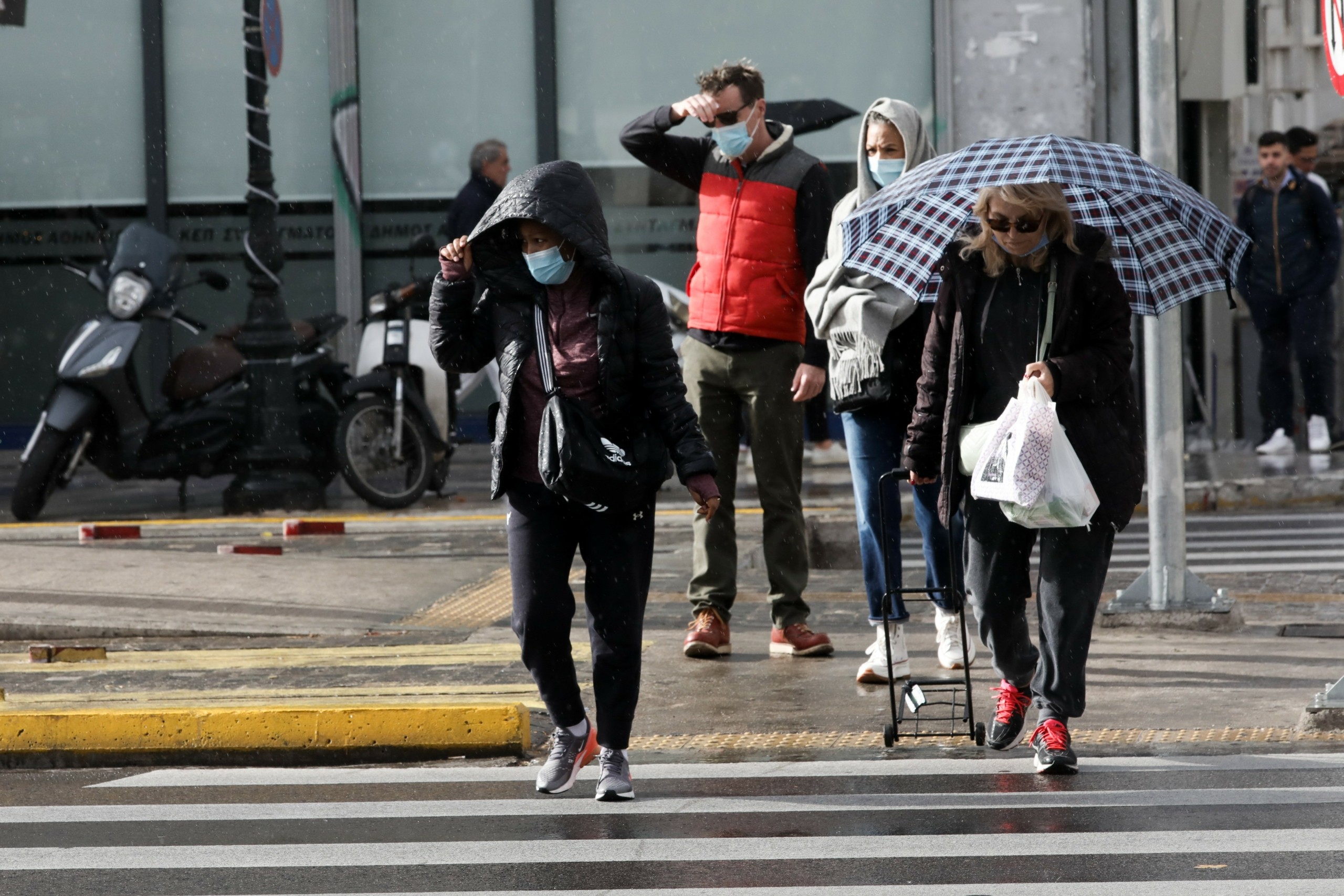 Με τοπικές καταιγίδες και βροχές ξεκινά η εβδομάδα