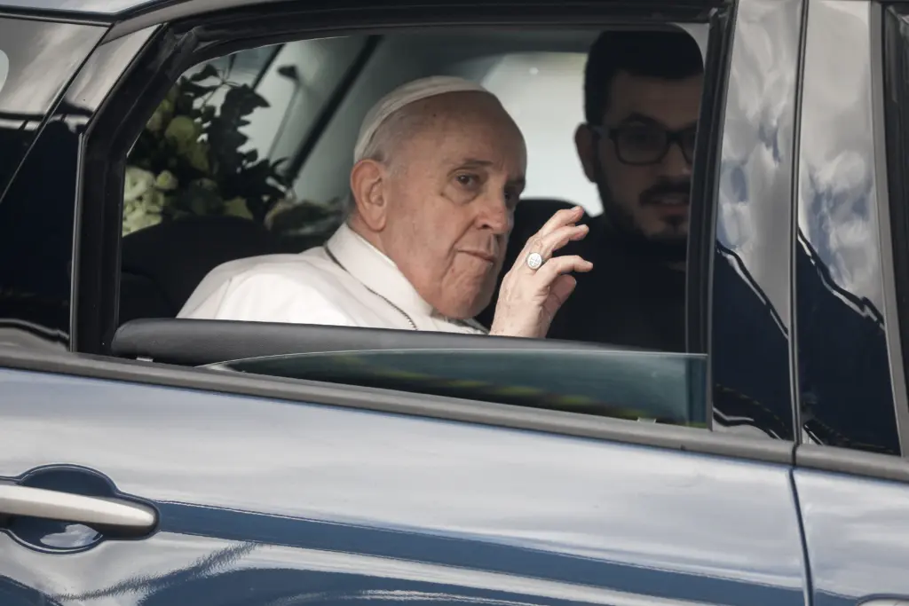Με… Fiat 500 οι μετακινήσεις του Πάπα Φραγκίσκου στην Αθήνα (vid)