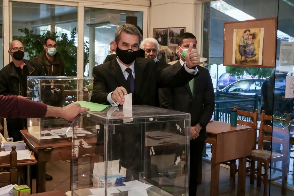 Ψήφισε ο Ανδρέας Λοβέρδος στις εκλογές του ΚΙΝΑΛ (vid)