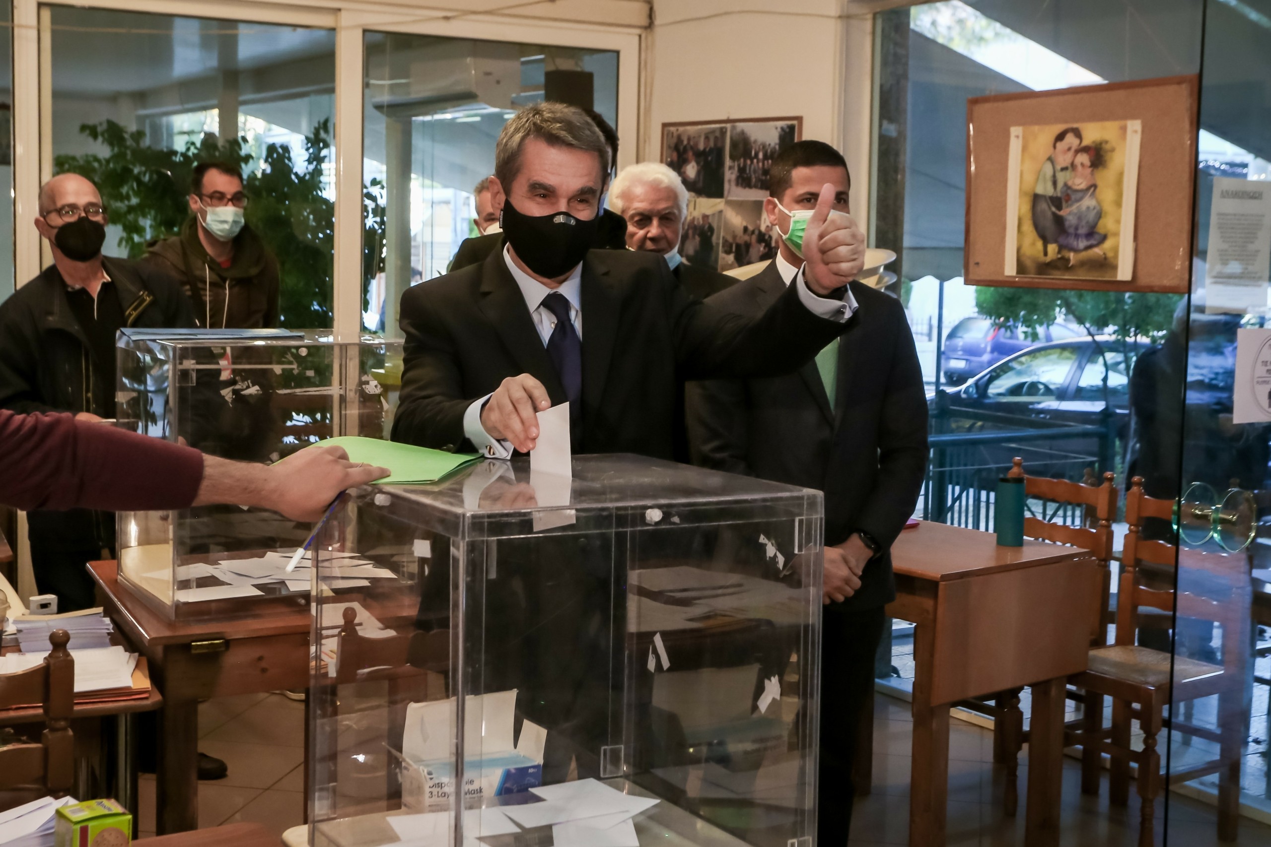 Ψήφισε ο Ανδρέας Λοβέρδος στις εκλογές του ΚΙΝΑΛ (vid)