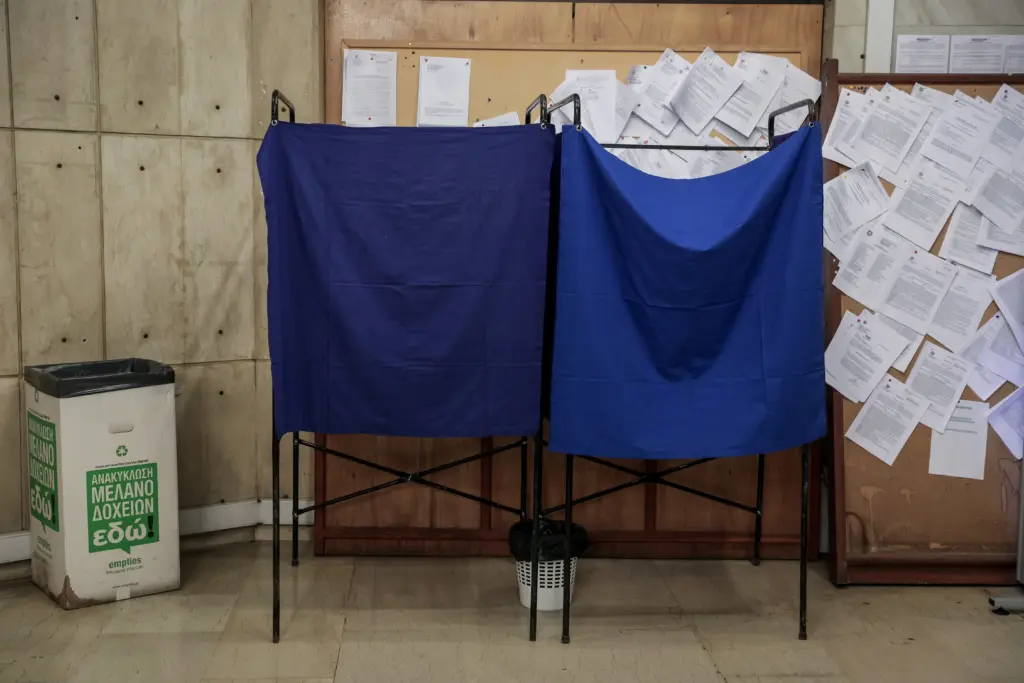 Ένταση στο δημαρχείο του Αγίου Δημητρίου – Η δήμαρχος δεν άφηνε ψηφοφόρους να μπουν μέσα
