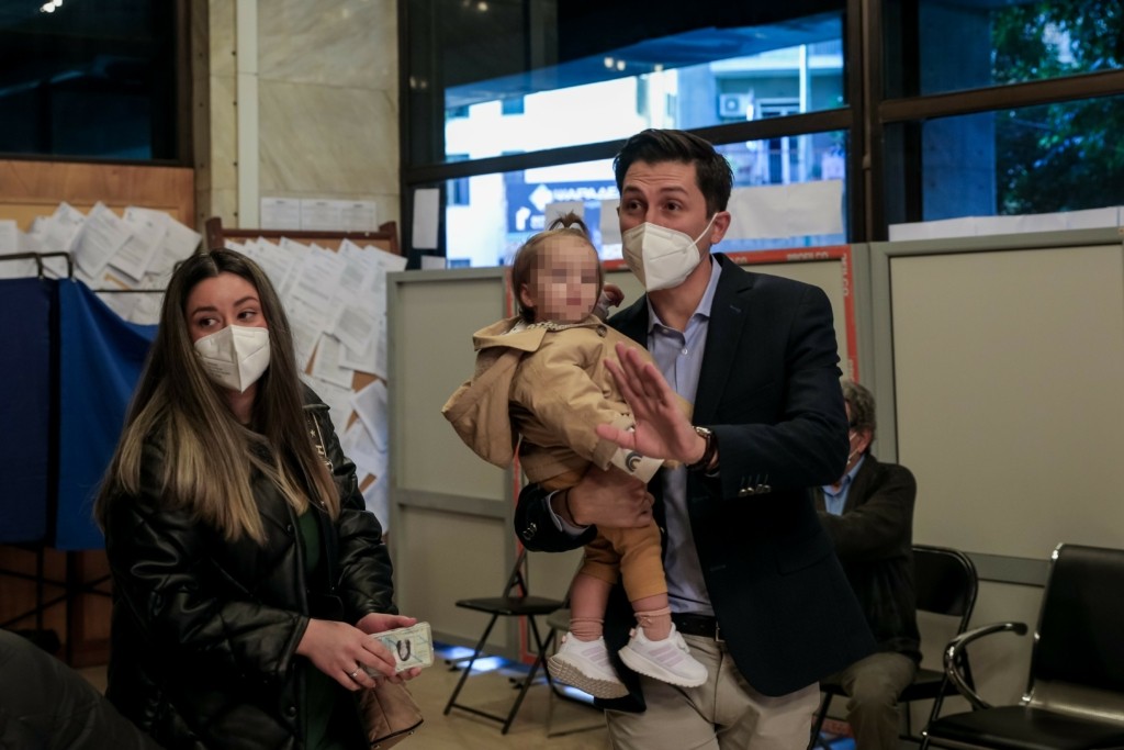 Συνοδευόμενος από τη σύζυγο και την κόρη του ψήφισε ο Παύλος Χρηστίδης – Τι είπε για τη Φώφη Γεννηματά (vid)