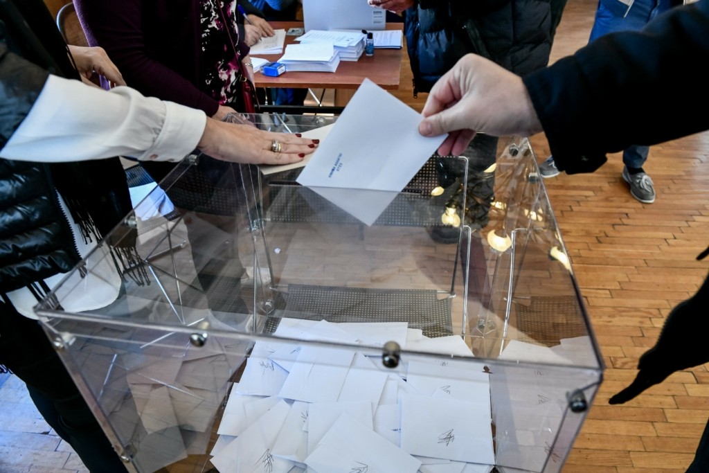 Ομαλά διεξάγεται η ψηφοφορία για τη νέα ηγεσία του ΚΙΝΑΛ – 50.000 έχουν ψηφίσει από το πρωί (vids)