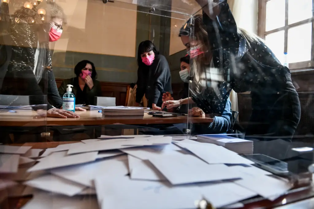 Συρρέουν στις κάλπες οι ψηφοφόροι για την ηγεσία του ΚΙΝΑΛ – Έχουν ψηφίσει 135.000 πολίτες (vids)