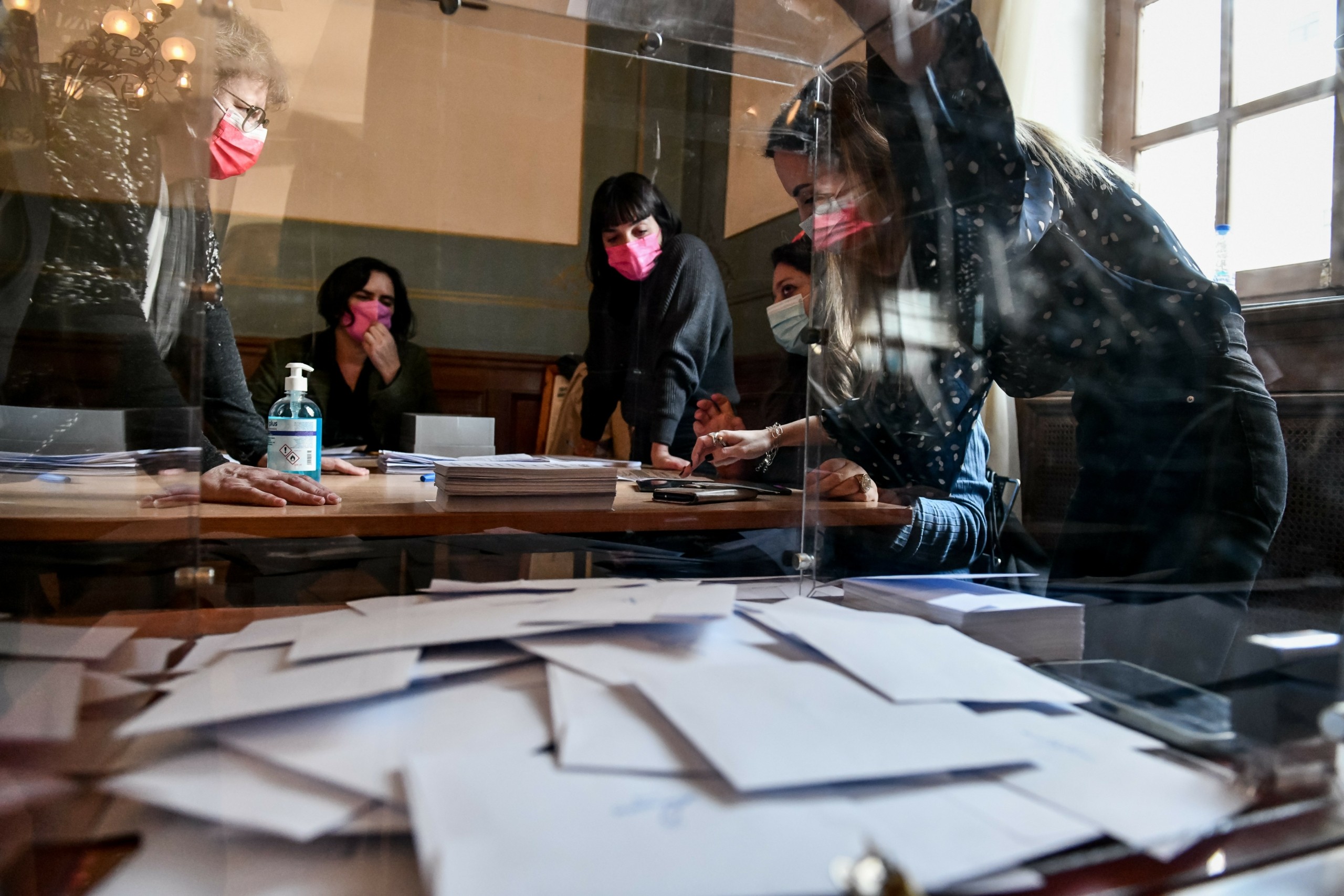 Συρρέουν στις κάλπες οι ψηφοφόροι για την ηγεσία του ΚΙΝΑΛ – Έχουν ψηφίσει 135.000 πολίτες (vids)