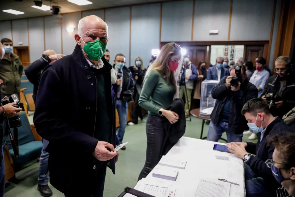 Ικανοποίηση στο επιτελείο του Παπανδρέου για τη μεγάλη προσέλευση στις κάλπες του ΚΙΝΑΛ