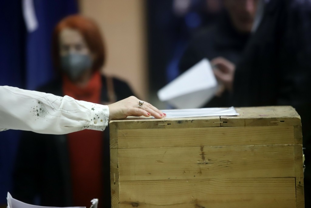 Νέα δημοσκόπηση με διψήφιο προβάδισμα της ΝΔ – Κλείνει η “ψαλίδα” ΣΥΡΙΖΑ με ΚΙΝΑΛ