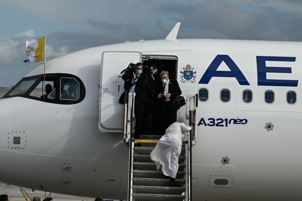 Απρόοπτο για τον Πάπα Φραγκίσκο στο αεροδρόμιο – Παραπάτησε μπαίνοντας στο αεροπλάνο (vid)