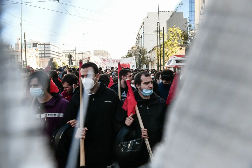 Πορεία μνήμης για τον Γρηγορόπουλο στο κέντρο της Αθήνας – Άνοιξαν οι δρόμοι (vid)