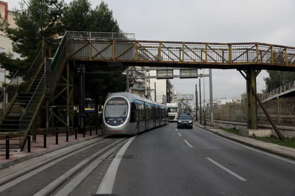 Ξεκίνησαν τα νέα δρομολόγια του τραμ – Πότε ξεκινά η εμπορική λειτουργία του  προς Πειραιά
