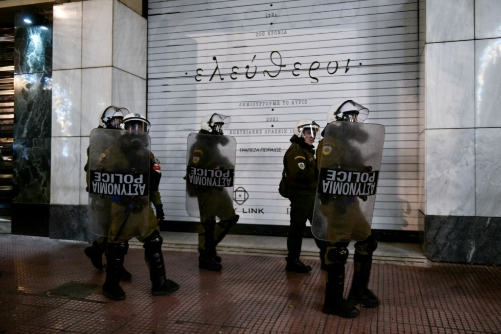 Επίθεση με μολότοφ εναντίον αστυνομικών στα Εξάρχεια