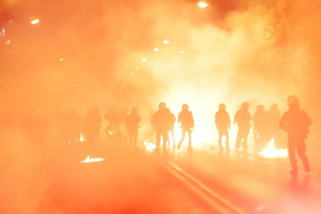Συνελήφθησαν 7 άτομα για παραβάσεις του νόμου περί όπλων και βεγγαλικών στα επεισόδια στο Πέραμα