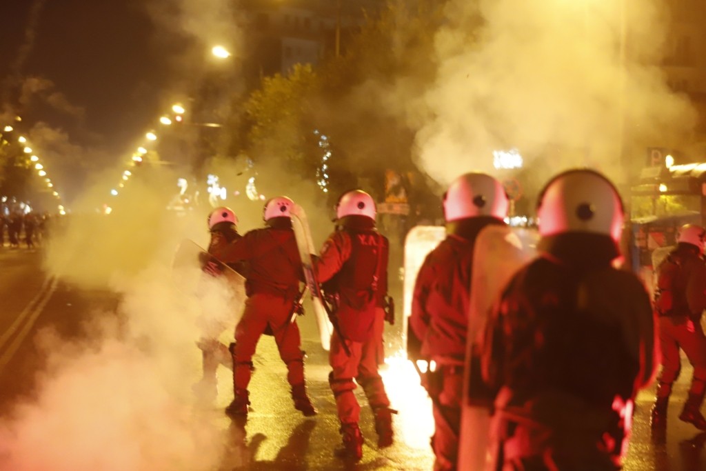 Εννέα συλλήψεις και 35 προσαγωγές για τα επεισόδια στη Θεσσαλονίκη μετά την πορεία για τον Γρηγορόπουλο (pics&vids)