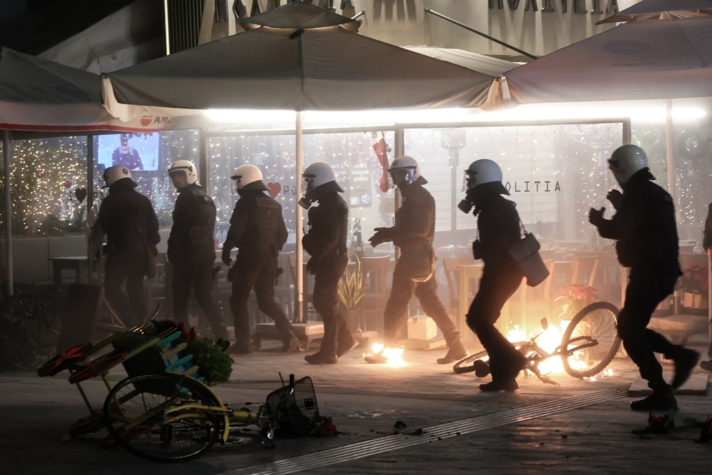 Συλλήψεις και επεισόδια μετά την πορεία για τον Γρηγορόπουλο (pics)