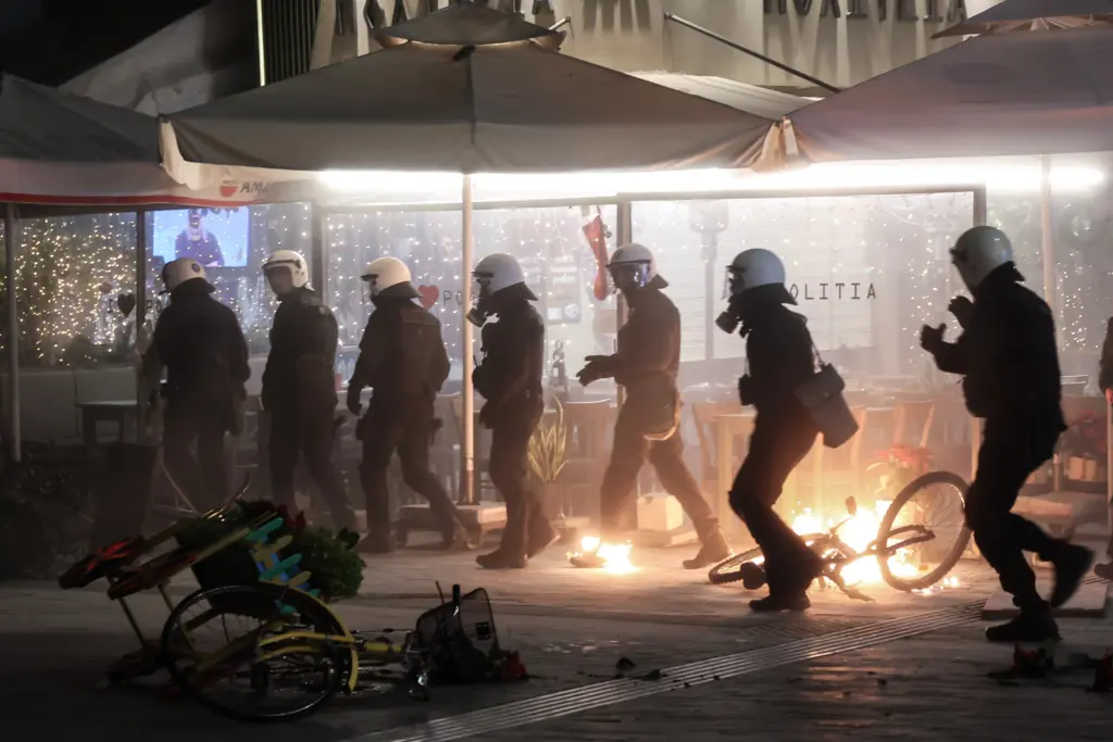 Συλλήψεις και επεισόδια μετά την πορεία για τον Γρηγορόπουλο (pics)