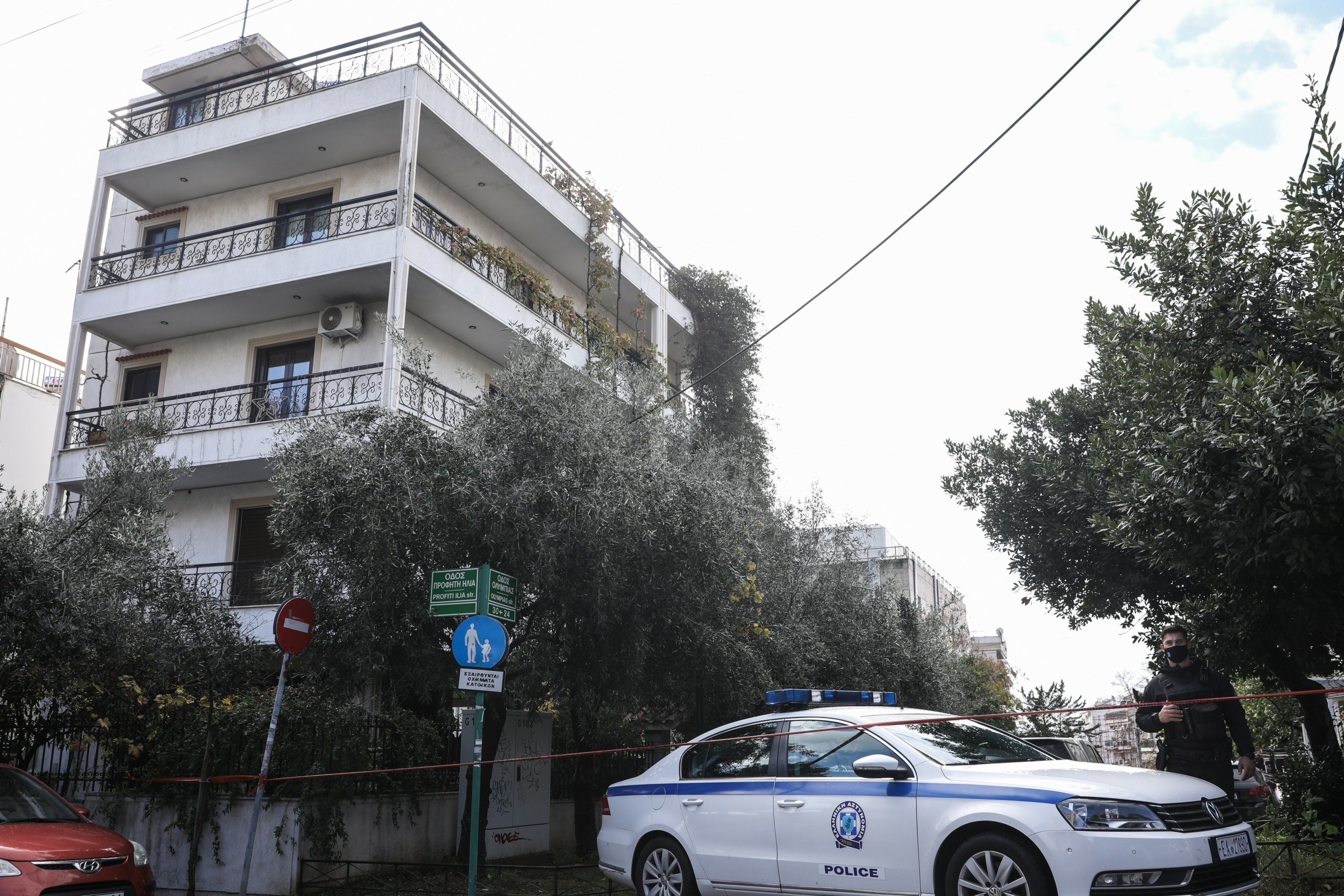 “Πάγωσε” το Νέο Ηράκλειο από την τραγωδία με τα δύο αδέλφια – “Όταν πέθανε η μητέρα, έπεσε η ψυχολογία τους” (vids)