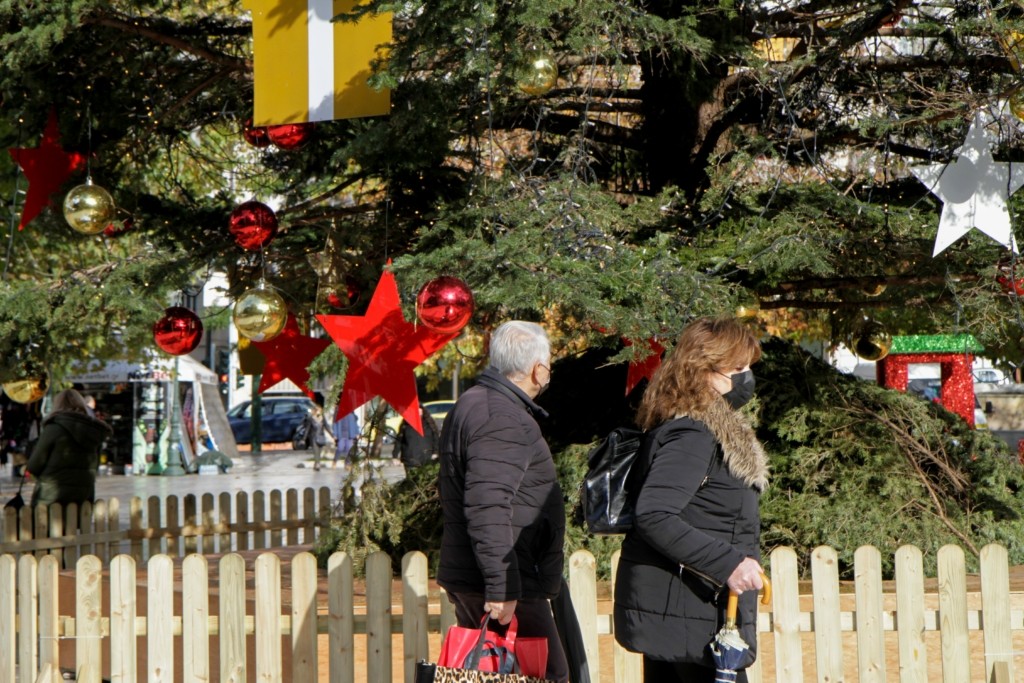 Παραμένει υψηλό το ιικό φορτίο στην Αττική – Τι ζητούν οι ειδικοί από τους πολίτες ενόψει γιορτών